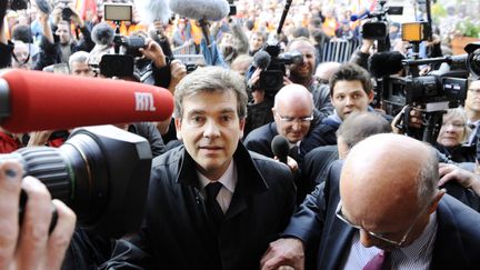 Le ministre du Redressement productif, Arnaud Montebourg,&nbsp;devant la mairie de Florange (Moselle), jeudi 27 septembre 2012, pour faire le point avec les syndicalistes de l'entreprise ArcelorMittal. (JEAN-CHRISTOPHE VERHAEGEN / AFP)