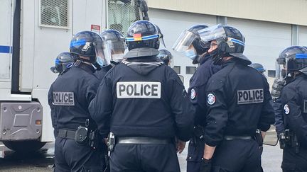 Des CRS lors d'un exercice à Rennes (Ille-et-Vilaine). (MAXIME GLORIEUX / FRANCE-BLEU ARMORIQUE)