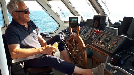 François Grolleau. Capitaine du navire Ogia, de la compagnie vendéenne qui fait la navette entre Saint-Gilles Croix de Vie et l'île d'Yeu. (BENJAMIN MATHIEU / FRANCE INFO / RADIO FRANCE)