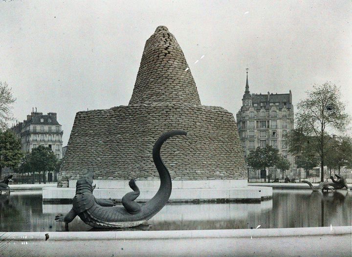 Auguste Léon, Paris 11e-12e, place de la Nation, le Triomphe de la République sous protection, 14 mai 1918 (© Département des Hauts-de-Seine, Musée départemental Albert Kahn, Collection des archives de la Planète)