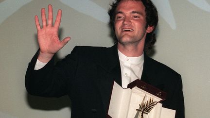 Quentin Tarantino reçoit la Palme d'or pour "Pulp Fiction" à Cannes le 23 mai 1994 (PATRICK HERTZOG / AFP)