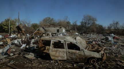 Une voiture détruite par une frappe russe dans la ville de Kourakhové, dans l'est de l'Ukraine, le 25 octobre 2024. (ANDRE LUIS ALVES / ANADOLU / AFP)