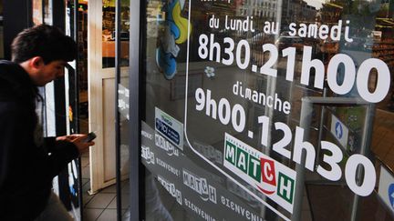 &nbsp; (Le texte initial prévoyait l'ouverture, pour les commerces non alimentaires, de cinq dimanches par an sur simple demande, un nombre pouvant aller, sur autorisation du maire, jusqu'à 12 dimanches au total, payés double © Maxppp)