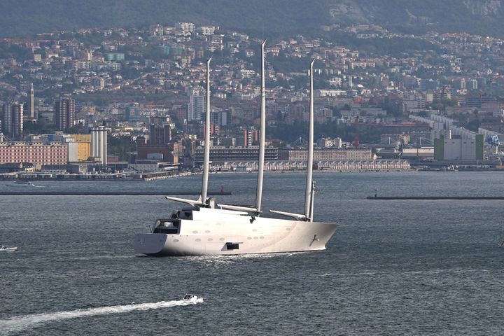 Le "Yacht A", le plus grand voilier du monde, est à quai depuis un an au port de Trieste, en Italie. (ANDREAS SOLARO / AFP)