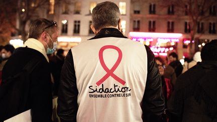 Un rassemblement lors de la journée internationale de lutte contre le sida, le 1er décembre 2021 à Paris. (FIORA GARENZI / HANS LUCAS / AFP)