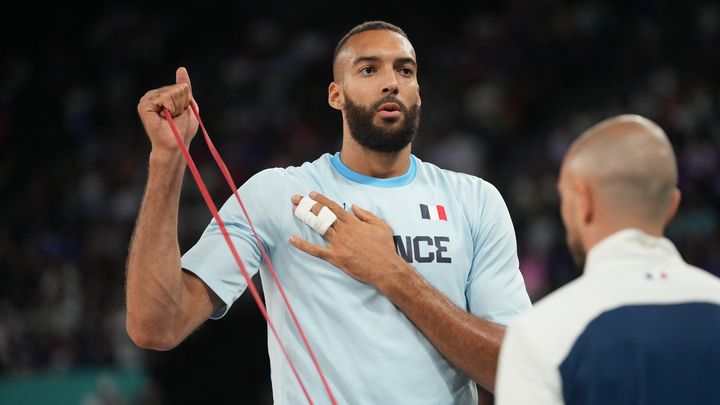 Rudy Gobert à l'échauffement avant le quart de finale face au Canada, le 6 août 2024. (LECOCQ CEDRIC / KMSP / AFP)