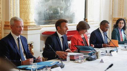 Emmanuel Macron aux côtés de Bruno Le Maire, Catherine Colonna et Pap Ndiaye lors du Conseil des ministres de la rentrée à l'Elysée, Paris. (24/08/2022) (MOHAMMED BADRA / POOL)