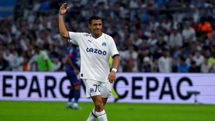 Alexis Sanchez sur la pelouse du Vélodrome, le 31 août 2022. (NICOLAS TUCAT / AFP)