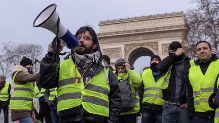 Des "gilets jaunes" rassemblés à Paris, le 15 décembre 2018. (LUCAS BARIOULET / AFP)