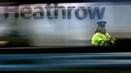 Un policier anglais à l'aéroport londonien d'Heathrow, le 1er juillet 2007. (AFP)