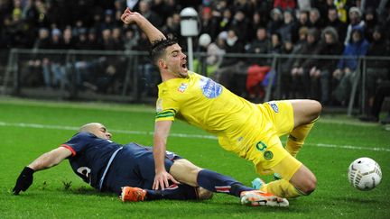 Alex, le d&eacute;fenseur du PSG, tacle l'attaquant nantais Filip Djordjevic, lors de la demi-finale de la Coupe de la Ligue, &agrave; Nantes, le 4 f&eacute;vrier 2014. (JEAN-SEBASTIEN EVRARD / AFP)