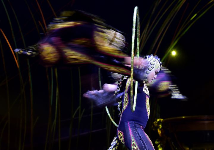 Deux artistes du Cirque du Soleil à la générale de "Amaluna" à Madrid le 5 mai 2015.
 (Javier Soriano / AFP)