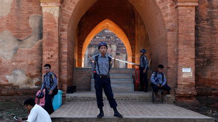 Des policiers birmans devant un des temples dévastés de Bagan, en Birmanie, le 25 août 2016. (SOE ZEYA TUN / REUTERS)