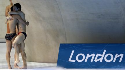 Les chinois Luo Yutong et Qin Kai apr&egrave;s leur victoire au plongeon synchronis&eacute; &agrave; 3m lors des JO de Londres le 1er ao&ucirc;t 2012. (TIM WIMBORNE / REUTERS)