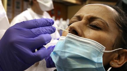 Une femme subit un test au Covid-19 dans le gymnase de&nbsp;Vrigne-aux-Bois (Ardennes), le 17 décembre 2020. (FRANCOIS NASCIMBENI / AFP)