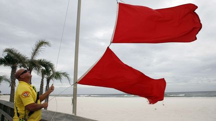 Le double drapeau rouge a &eacute;t&eacute; hiss&eacute; sur les c&ocirc;tes du golfe du Mexique. (JOHN DAVID MERCER / AP / SIPA)