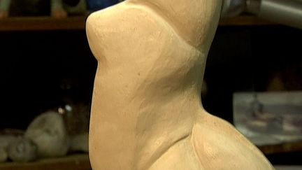 Elisa Freudenreich travaille les sculptures sur argile depuis les années 90.
 (capture d&#039;écran France 3 / Culturebox)