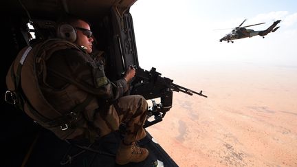 Un soldat français de l'opération Barkhane à bord d'un hélicoptère lors d'une mission de patrouille, le 12 mars 2016 au Sahel. (PASCAL GUYOT / AFP)