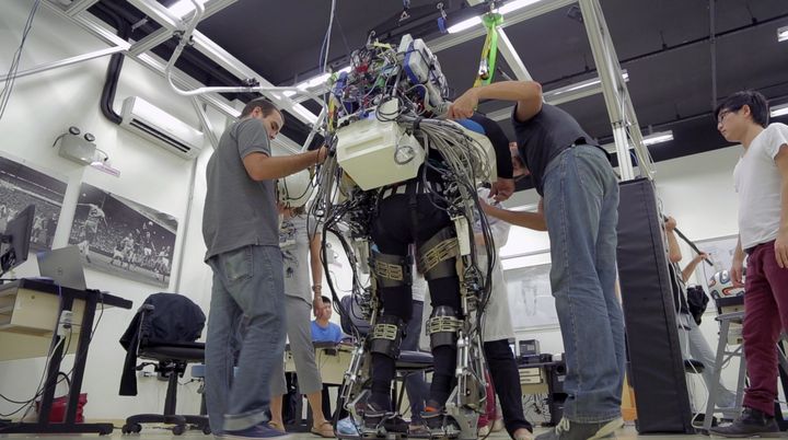 Une personne essaie l'exosquelette BRA-Santos Dumont 1, &agrave; Sao Paulo (Br&eacute;sil). (BIGBONSAI-LENTEVIVAFILMES / AFP)