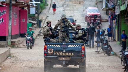 Des experts de la police fédérale brésilienne, le 14 juin 2022, à Atalai do Norte. (JOAO LAET / AFP)