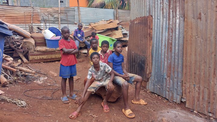 Des enfants mahorais dans le village d'Hajangua, près de Dembéni, le 25 décembre 2024. (AGATHE MAHUET / FRANCE INFO / RADIO FRANCE)