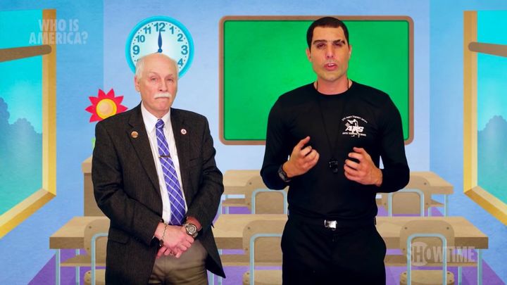 Sacha Baron Cohen, déguisé en militaire israélien, a convaincu le républicain et soutien de la NRA Philip Van Cleave de tourner une vidéo pour promouvoir l'accès aux armes chez les très jeunes enfants.
 (Showtime)