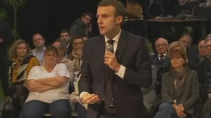 Le président de la République s'est invité à un débat citoyen à Bourg-de-Péage (Drôme) pendant près de trois heures, jeudi 24 janvier. (FRANCE 2)