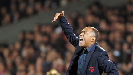 Antoine Kombouar&eacute;, entra&icirc;neur du PSG, pendant le nul de son &eacute;quipe contre Bordeaux, le 6 novembre 2011. (NICOLAS TUCAT /AFP)