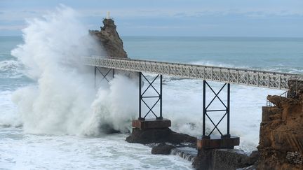 Le Rocher de la Vierge &agrave; Biarritz (Pyr&eacute;n&eacute;es-Atlantiques)&nbsp;balay&eacute; par les vagues, le 6 janvier 2014.&nbsp; (GAIZKA IROZ / AFP)