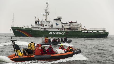 Des activistes de Greenpeace attendent le tanker "Mikhail Ulyanov", au large des Pays-Bas, le 30 avril 2014. (MICHAEL KOOREN / REUTERS)