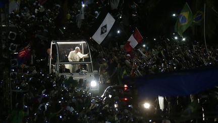 Le pape Fran&ccedil;ois arrive &agrave; Copacabana, &agrave; Rio (Br&eacute;sil), le 25 juillet 2013. (RICARDO MORAES / REUTERS)