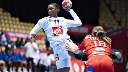 La joueuse de l'équipe de France de handball Aissatou Kouyate, lors du match contre le Danemark, lors de l'Euro 2020. (HENNING BAGGER / RITZAU SCANPIX)