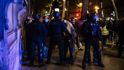 Des policiers&nbsp;empêchent des manifestants de se déplacer&nbsp;lors d'une manifestation contre la proposition de loi sur la "sécurité&nbsp;globale",&nbsp;le 17 novembre 2020 à Paris. (Mathieu Menard / Hans Lucas / Hans Lucas via AFP)