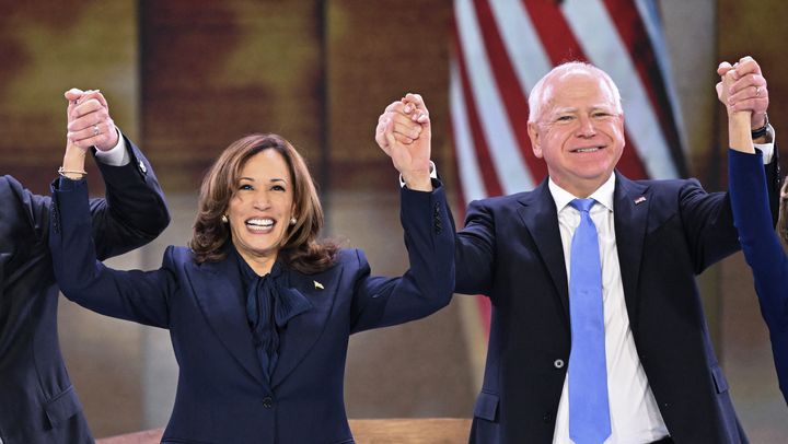 Kamala Harris et Tim Walz lors de la convention nationale du Parti démocrate, à Chicago (Illinois, Etats-Unis), le 22 août 2024. (MANDEL NGAN / AFP)