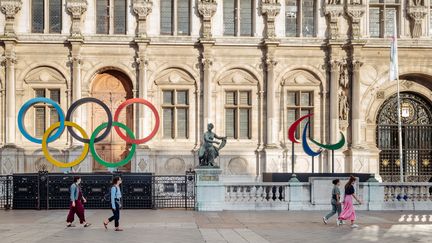 Les logos des Jeux olympiques et paralympiques&nbsp;devant l'hôtel de ville de Paris, en octobre 2021. (HERVE CHATEL / HANS LUCAS)