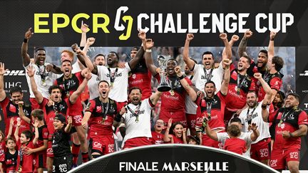 Les Lyonnais du LOU célèbrent leur victoire en Challenge Cup, vendredi 27 mai à Marseille.&nbsp; (PASCAL GUYOT / AFP)