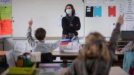 Une enseignante fait cours dans une salle de classe de l'île de Groix, le 12 mai 2020. (LOIC VENANCE / AFP)