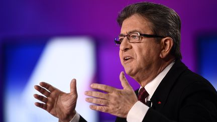 Jean-Luc Mélenchon, le 20 avril 2017, sur le plateau de l'émission&nbsp;de France 2 "15 minutes pour convaincre". (MARTIN BUREAU / AFP)