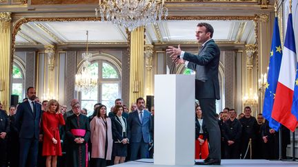 Emmanuel Macron s'adresse aux pompiers après l'incendie de Notre-Dame de Paris, le 18 avril 2019. (CHRISTOPHE PETIT TESSON / AFP)