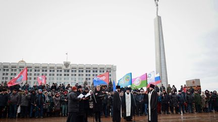 Un rassemblement a été organisé pour déposer des fleurs à la mémoire de soldats russes tués, à Samara, en Russie, le 3 janvier 2023. (ARDEN ARKMAN / AFP)