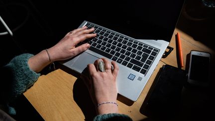 Travailler de chez elles permet à des mères de famille de pouvoir mieux concilier vie professionnelle et vie personnelle. Photo d'illustration. (ALEXIS SCIARD / MAXPPP)