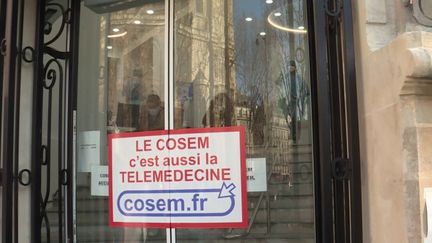 Le directeur du Cosem, une organisation qui gère 17 centres de santé financés par la Sécurité sociale, est soupçonné de malversations financières et d'emplois fictifs par les syndicats. (FRANCEINFO)