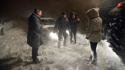 Des automobilistes sont bloqu&eacute;s par la neige, le 12 mars 2013, &agrave; Cambes-en-Plaine (Calvados). (MAXPPP)