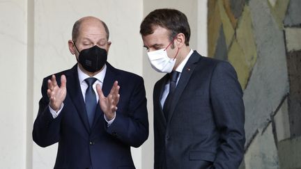 Le chancelier allemand Olaf Scholz et Emmanuel Macron, à l'Elysée, le 10 décembre 2021. (LUDOVIC MARIN / AFP)