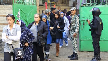 Des Egyptiens p&eacute;n&egrave;trent dans un bureau de vote, sous l'&eacute;troite surveillance de militaires, au Caire (Egypte), le 29 novembre 2011. (AHMED JADALLAH /&nbsp;REUTERS)