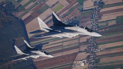 Des chasseurs-bombardiers MiG-29 près de la base de Lask, en Pologne, le 12 octobre 2022. (RADOSLAW JOZWIAK / AFP)