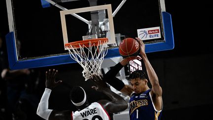 Victor Wembanyama, le prodige français de 19 ans qui devrait être le premier appelé pour rejoindre la NBA,&nbsp;joue&nbsp;lors du match entre la JDA Dijon et les Metropolitans 92 de Boulogne-Levallois à Dijon, le 15 janvier 2023. (JEFF PACHOUD / AFP)