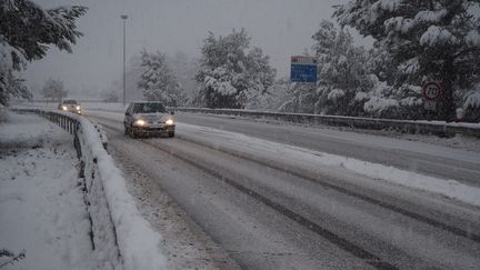 Des conducteurs empruntent l'autoroute A8 près de Brignoles (Var), le 2 décembre 2017. (MAXPPP)