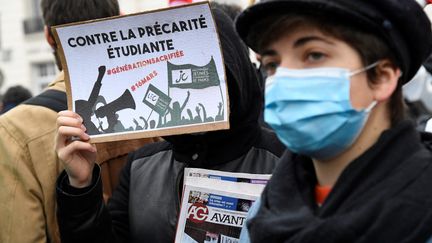 Des manifestants défilent contre la précarité de la jeunesse, le 16 mars 2021 à Paris. (BERTRAND GUAY / AFP)