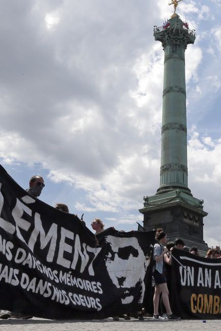 Des manifestants tiennent une banderole en hommage à Clément Méric à Paris, le 7 juin 2014. (JACQUES DEMARTHON / AFP)